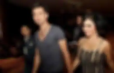 'Akui Aja, Fi', Dhawiyah Desak Raffi Ahmad Jujur Usai Kepergok Bercumbu dengan Perempuan Lain di Belakang Yuni Shara, Sosok WIL Langsung Jadi Sasaran Amukan Mantan Pacar Suami Gigi!
