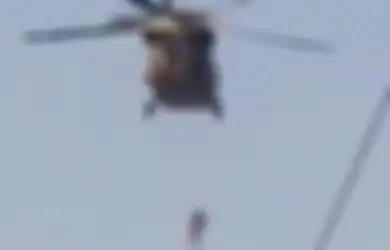 Terbang Diatas Kota Kandahar, Heboh Potret Helikopter Black Hawk yang Dioperasikan Taliban Sambil Gantung Seseorang, Berikut Faktanya