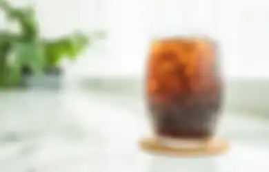 Siapa Bilang Cuma Diminum, Coba deh Pakai Coca-cola untuk Mencuci Baju Kotormu, Dijamin Efeknya Bikin Kamu Melongo