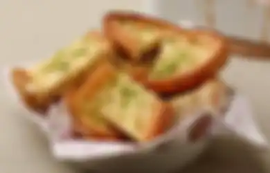 Resep Gampang Bikin Garlic Bread dari Roti Tawar, Enak Banget!