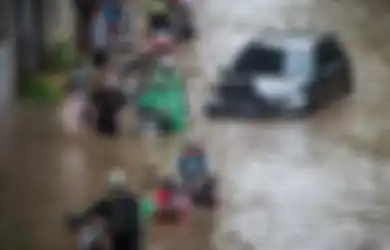 Jangan Asal Terabas, Perhatiin Batas Aman Bermotor saat Banjir