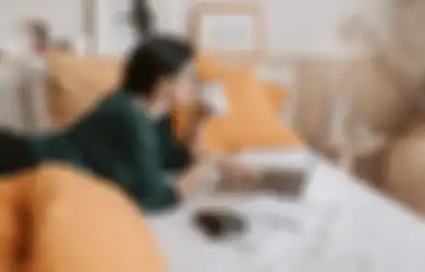 Hati-hati Bekerja Sambil Rebahan si Kasur, Dampaknya Enggak Main-main, Simak Posisi Terbaik Saat WFH
