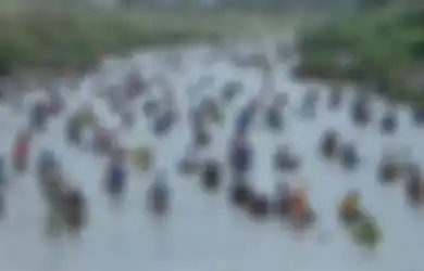 Abai Kebijakan PPKM, Ratusan Warga Tulungagung Berbondong-bondong Turun ke Sungai Demi Cari Ikan, Fakta di Baliknya Bikin Syok
