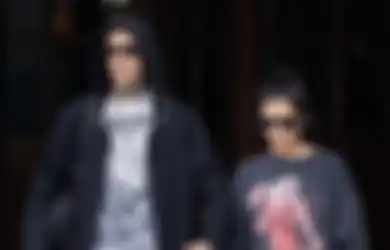 Kourtney Kardashian dan Travis Barker Pakai Kaos Band Dikomen Eks Vokalis Cannibal Corpse: Dasar Poser!