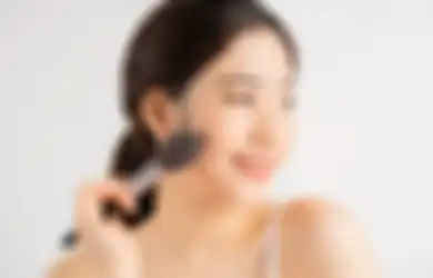 Inilah Pilihan Bedak Tabur Terbaik Untuk Kulit Berjerawat, Simak Girls