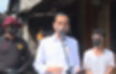Jokowi Tinjau Lokasi Vaksinasi Covid-19 di Klaten, Seorang Pria Nangis Terharu Divaksin di Depan Orang Nomor 1 di Indonesia, Penyebabnya Sungguh Tak Disangka-sangka!