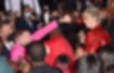 Conor McGregor Ketangkep Kamera Ribut Sama Machine Gun Kelly di MTV VMA, Ini Gara-Garanya?