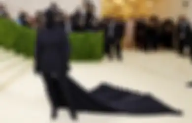 Gaya Kim Kardashian di Met Gala Rame Dikomentarin Netizen, Disebut Mirip Dementor Sampai Ayam Cemani