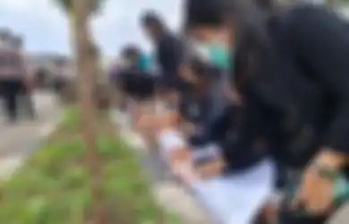 Seorang Tenaga Kesehatan Tewas Akibat Serangan Brutal KKB Papua di Kiwirok, Para Nakes Kibarkan Bendera Hitam hingga Lakukan Aksi Bakar 1.000 Lilin: Kami Disini Bukan untuk Dibunuh