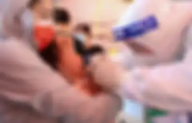 Sekilas Tidak Ada yang Aneh, Video Bocah 4 Tahun Berpakaian Hazmat Lengkap yang Berjalan Memasuki Rumah Sakit Ini Bikin Banyak Orang Menangis, Terungkap Biaya Mahal Nol Kasus Covid-19 Negara Ini