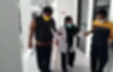 Berjalan Tertatih dengan Bantuan Tongkat Menuju Ruang Tes PPPK, Kisah Guru Honorer Idap Stroke Ini Viral, Terungkap Kisah Menyayat Hati di Baliknya