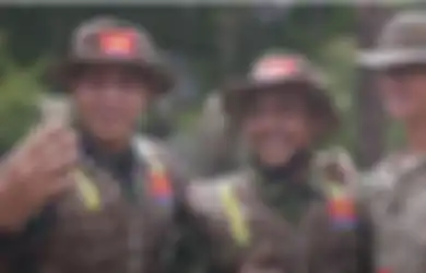 Kisah Persahabatannya Makin Hari Makin Inspiratif,  Prada Haidir Anam Bagikan Momen Bahagia ke Sahabat Kuli Bangunannya, Video Call Sandi Rihata Sambil Berikan Benda Berharga Ini