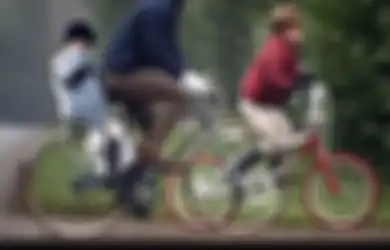 Bersepeda Bersama, Intip Foto Kebersamaan Masa Kecil Pangeran William dan Pangeran Harry!