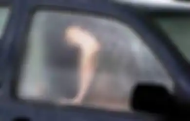 Asyik Berbuat Mesum di Mobil, Pasangan Haram Ini Malah Ngamuk Saat Digerebek Warga, yang Dilakukan si Pria Selanjutnya Bikin Geleng-geleng Kepala