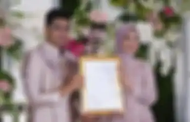 Suasana Haru di Momen Lamaran Adik Oki Setiana Dewi, Penuh Haru, Ria Ricis Tak Kuasa Bendung Air Matanya Terima Pinangan Sang Kekasih