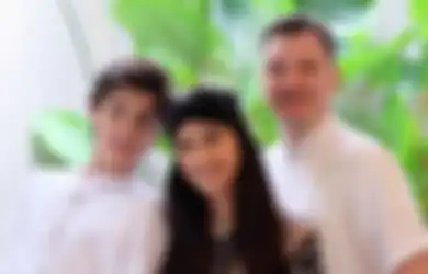 Sukses Besar Perankan Zaenab di Sinetron Si Doel Anak Sekolahan, Intip Potret Pernikahan Maudy Koesnaedi Bersama Suami Bulenya 20 Tahun Silam, Baju Adat yang Dikenakan Langsung Jadi Sorotan