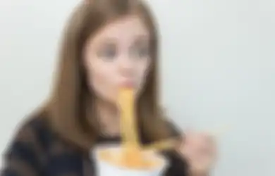 Makan Mi Instan Enggak Bikin Gemuk? Bisa Banget! Terapkan 5 Trik Ini