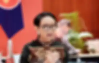 Tampil Stylish dengan Sepatu Beda Warna, Terkuak Rahasia Outfit Kece Menlu Retno Marsudi yang Bikin Para Kaum Hawa Takjub