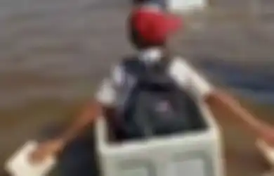 Fakta di Balik Viralnya Murid SD Nyebrang Sungai Pakai Styrofoam, Disebut Sudah Biasa