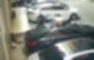 Bak Sudah Jatuh Tertimpa Tangga, Wanita Ini Jatuh dari Balkon Gegara Terlalu Semangat Berhubungan Badan dengan Kekasih, Kini Diminta Ganti Rugi Usai Timpa Mobil Hingga Ringsek!