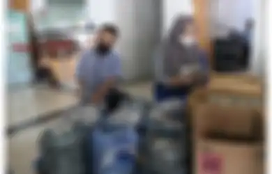 Foto Pria Bawa 9 Galon Air Berisi Uang Koin Viral, Ternyata Ini Alasannya Beli Mobil Rp 271 Juta Secara Cash