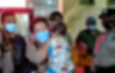 3 Hari Nangis Dalam Rumah Tapi Tak Digubris Tetangga, Balita Ini Ditemukan Polisi Tidur Bareng Jasad Neneknya, Berikut Kesaksian Warga Sekitar
