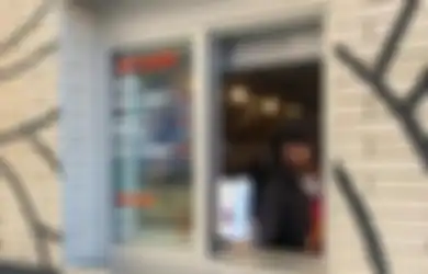Kagetin Fans, Eminem Jadi Pelayan di Kedai Spaghetti Baru Milik Ibunya