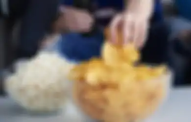 Jijik Banget! Padahal Laris Manis di Pasaran, Ternyata Begini Proses Pengemasan Snack Curah Favorit Sejuta Umat yang Bikin Mual, Masih Berminat?