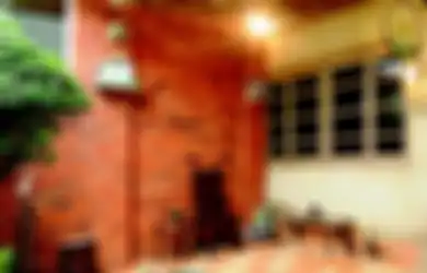 Sentuhan Western pada Teras dengan Atmosfer Country, Padukan Keramik Selang-seling dan Bata Ekspos