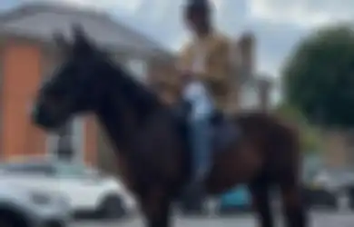 Sambil Naik Kuda, Cowok Ini Ejek Antrean Kendaraan Saat BBM Langka
