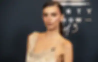 Model Emily Ratajkowski Dilecehkan Penyanyi Robin Thicke Saat Syuting