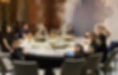 BIlangnya Malas Bahas, Foto Jonathan Frizzy Makan Satu Meja Dhena Devanka Bikin Gempar, Ini Respons Paman Ijonk
