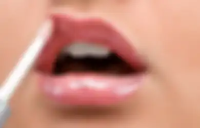 3 Rekomendasi Lip Gloss Bening Bikin Bibir Sehat dan Lembap!