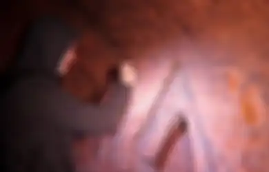 Awalnya Penasaran dan Tertantang, Youtuber Ini Nekat Masuki Lubang Misterius di Bawah Pohon hingga Syok Usai Tahu Isinya yang Tak Disangka-sangka