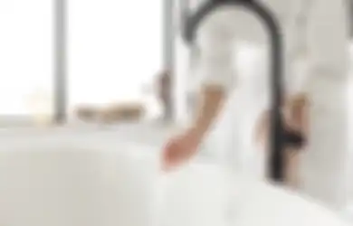 Tuang Sabun Cuci Piring ke Bath Tub Lalu Bilas dengan Benar, Begini Cara Bersihkan Bak Mandi dengan Mudah!