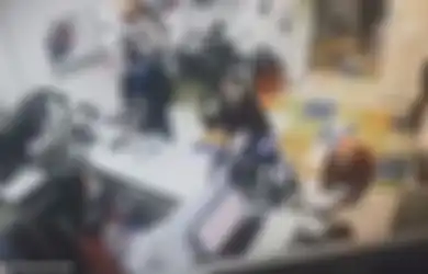 Tak Segera Dilayani Gegara Tak Patuhi Prokes, Wanita Ini Nekat Lepas Celana Dalam dan Pakai sebagai Masker, Petugas Kantor Pos Syok sampai Terjadi Hal di Luar Dugaan!