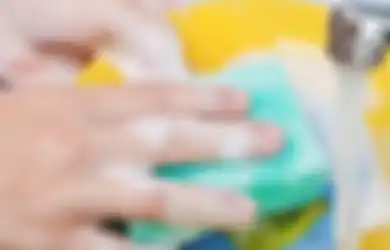 Beruntung Tahu Sekarang, Jangan Pernah Cuci Piring Ketika Hujan Petir Menyambar, Bahaya ini Bakal Menghantui