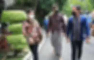 Pamer Foto Jalan Bareng Ganjar Pranowo dan Bima Arya, Gibran Bikin Netizen Menangis: Padahal Udah Semangat Baca Caption