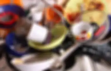 Benci Mencuci Piring Seusai Makan Malam? Ikuti Tips Berikut!