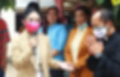 'Atas Izin Allah Tulus Bantu Sesama,' Krisdayanti  Bantu Renovasi Gereja yang Hampir Runtuh, Air Matanya Tak Terbendung Kala Didoakan Pendeta