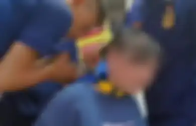 Lagi Nyuci Tiba-tiba Lehernya Dikalungkan Gembok Sepeda sang Anak, Ibu Ini Putus Asa Polisi Tak Bisa Bantu Lepas, Endingnya Kini Bikin Syok!