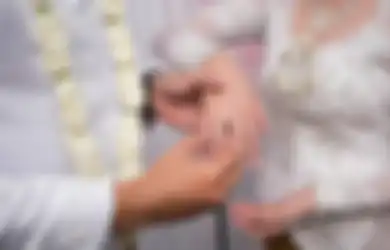 Pecicilan Naik ke Atas Kursi Gantung Demi Foto-foto Estetik, Pasangan Pengantin Ini Bernasib Apes, Jatuh dan Langsung Mendarat di Meja Makan Tamu Undangan!