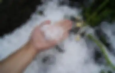 Detik-detik Hujan Es Guyur Wilayah Surabaya, Kaca Mal Pecah hingga 30 Pohon Tumbang, BMKG sebut Masih Berpeluang Terjadi Lagi