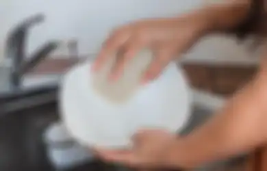 Bisa Bikin Seisi Rumah dalam Bahaya, Mulai Sekarang Jangan Lagi Cuci Piring dan Sendok Kalau Masih Pakai Cara ini