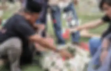 Al Fatihah, Rano Karno Terisak di Sisi Makam, Ucapan Bintang Sinetron Si Doel ke Lawan Main Mandra Jadi Kenyataan, Foto Almarhum Terpatri di Hati
