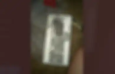 Viral! Wanita ini Beli HP Baru Secara Online Isi Boxnya Malah 7 Batu