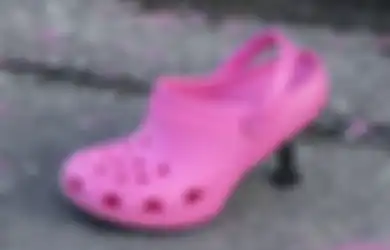 Modelnya Nyeleneh, Yuk Intip Kolabori Balenciaga x Crocs 2.0 yang Bikin Warganet Terheran-heran