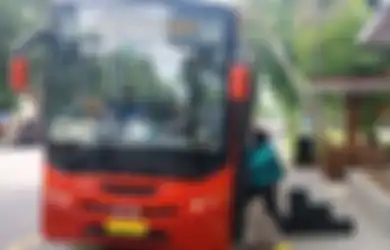 Rela Angkat Kaki dari Kursinya, Sopir BST Ini Viral Saat Aksinya Bantu Penumpang Tunanetra Sampai Turun dari Bus Terekam Kamera, Ini Nama Sang Pengemudi