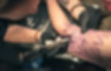 Tukang Tato di Vietnam Terheran-heran Kliennya Minta Dibuatkan Tato dengan Kalimat yang 'Aneh' Ini di Lengan Kirinya, Ternyata Kisah di Baliknya Sungguh Mengharukan