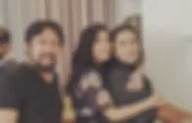 'Insya Allah Sudah Husnul Khotimah' Naysila Mirdad Ajak Papanya Foto di Depan Potret Wanita Tercinta, Anak Lydia Kandou Disebut Pindah Agama